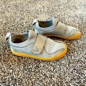 Vivobarefoot Primus Knit II size 28EU little kids shoes in color “zinc”